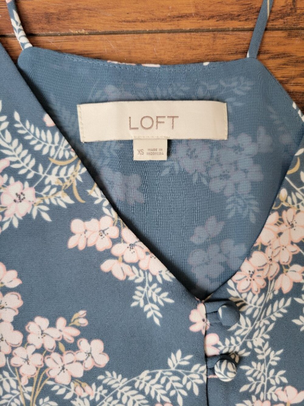 LOFT Dusty Blue Pink White Floral Button-Front V-Neck Strappy Cami Top sz XS - Picture 5 of 6